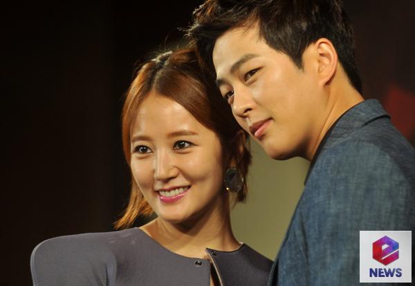 パク クァンヒョン イム ジョンウン こんなポーズどうかな フォト Mnetの最新ニュース K Pop ドラマ バラエティの韓流エンタメ情報ならmnet エムネット